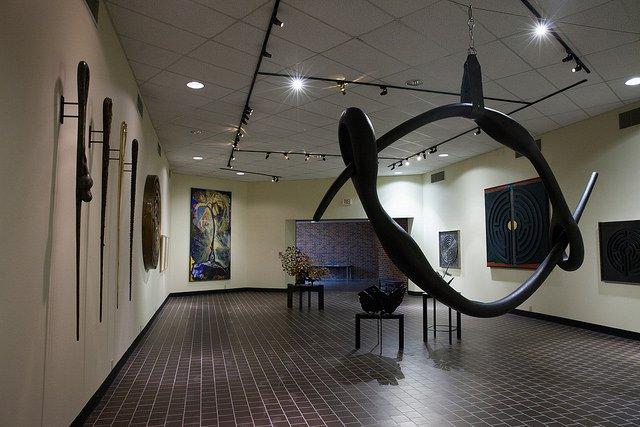 艺术展览与雕塑在Ira M. 泰勒纪念画廊在HSU.