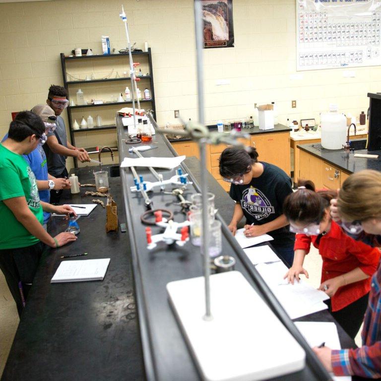 学生在实验室做实验练习的照片.