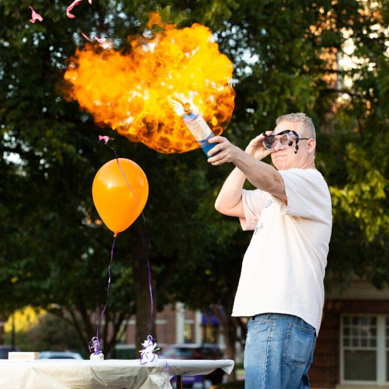 一位化学教授把气球炸成火苗.