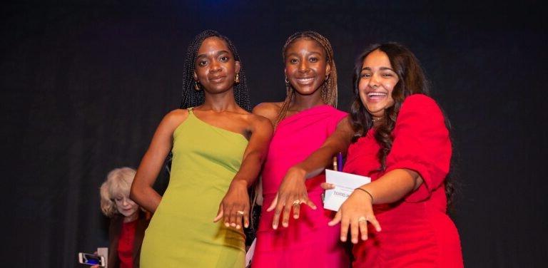 三名女学生在戒指仪式上展示她们的戒指